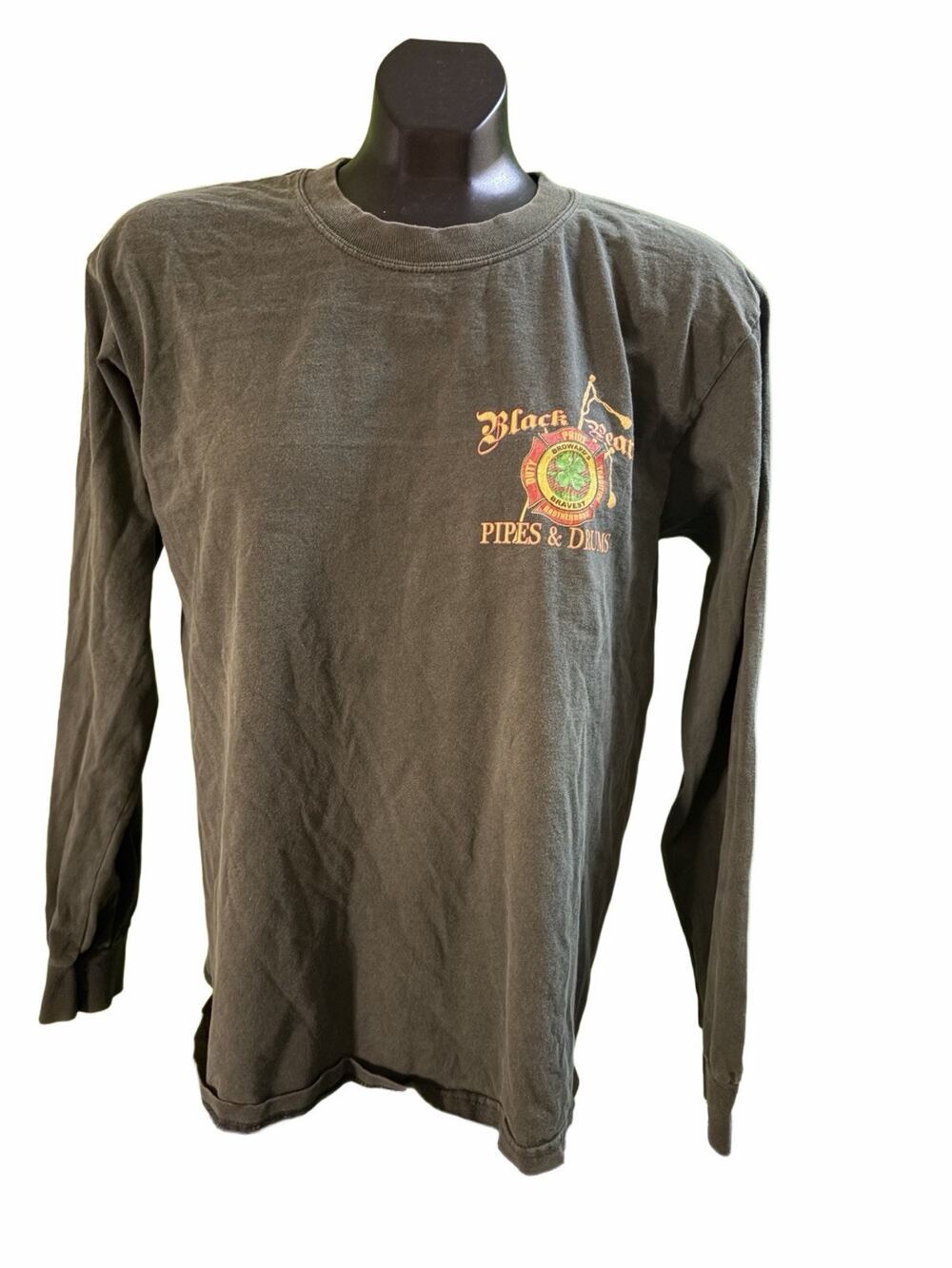 Gildan Heavy Cotton Black Pearl Pipes & Drums Long Sleeve Tee – Size Medium